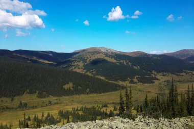 Ergaki doğa parkı, yüksek dağlarda, güneşli havada.