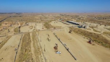 Hava manzaralı Oil Pumpjack. Petrol endüstrisi ekipmanları. Petrol ham maddesi için enerji makinası. Gün ışığı, sabah, mavi gökyüzü. Kaliforniya mı? Usa