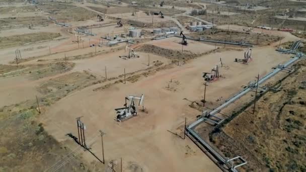 Vista Aérea Oil Pumpjack Equipo Industria Petrolera Luz Del Día — Vídeo de stock