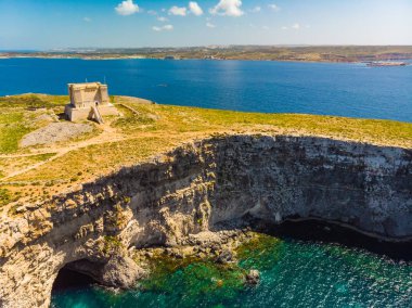 Comino Adası 'ndaki Saint Mary Kulesi' nin havadan görüntüsü. İnsansız hava aracı manzarası. Avrupa. Malta ülkesi