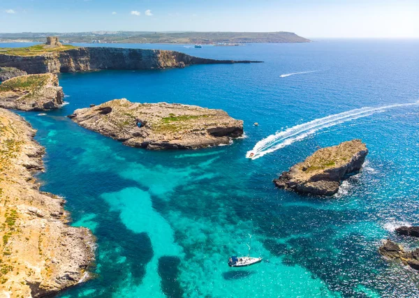 Comino Adası 'nın havadan görünüşü ve birkaç deniz teknesi. İnsansız hava aracı manzarası. Avrupa. Malta ülkesi