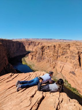 İki kişi yalan söyler ve Glen Canyon 'a bakar. Baraj Bakış açısı. Page City 'de. Arizona mı? Usa