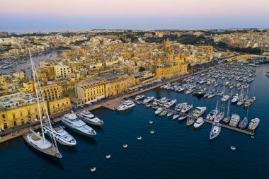 Birgu şehrinin hava manzarası. İyi akşamlar, günbatımı. Tekneli Marina. Malta