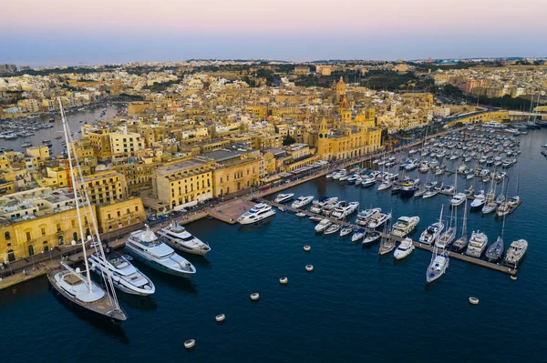Birgu şehrinin hava manzarası. İyi akşamlar, günbatımı. Tekneli Marina. Malta