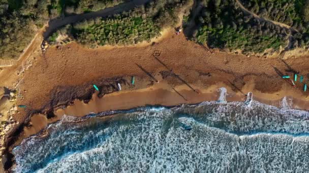 Vista Aérea Playa Ghajn Tuffieha Surfistas Puesta Sol Colina Verde — Vídeos de Stock
