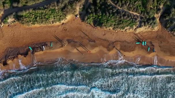 Vista Aérea Playa Ghajn Tuffieha Surfistas Puesta Sol Colina Verde — Vídeos de Stock