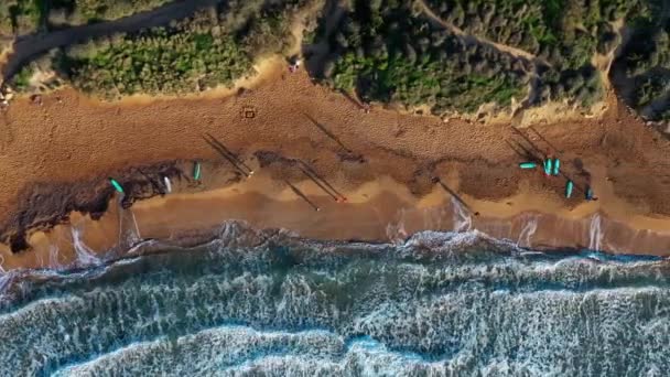 Widok Powietrza Plażę Ghajn Tuffieha Surferzy Zachód Słońca Zielone Wzgórze — Wideo stockowe