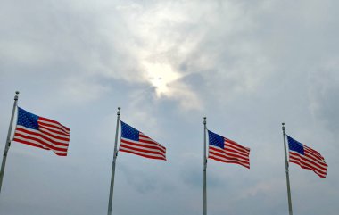 Bulutların ardında dört Amerikan bayrağı