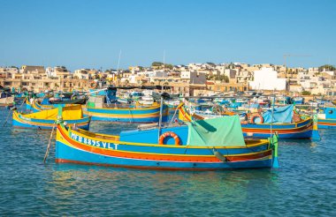 Marsaxlokk köyünde geleneksel renkli Malta balıkçı teknesi 