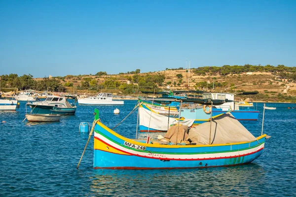 Traditionelle Bunte Maltesische Fischerboote Luzzu Marsaxlokk Dorf Boote Blauen Meer — Stockfoto