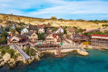 Temel Reis Köyü, Sweethaven Köyü olarak da bilinir. Güneşli bir gün, mavi deniz, mavi gökyüzü. Hava görüntüsü. Mellieha şehri. Malta 