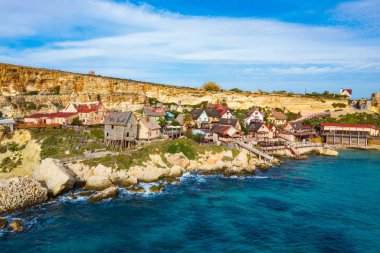 Temel Reis Köyü, Sweethaven Köyü olarak da bilinir. Güneşli bir gün, mavi deniz, mavi gökyüzü. Hava görüntüsü. Mellieha şehri. Malta ülkesi