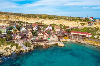 Temel Reis Köyü, Sweethaven Köyü olarak da bilinir. Güneşli bir gün, mavi deniz, mavi gökyüzü. Hava görüntüsü. Malta adası