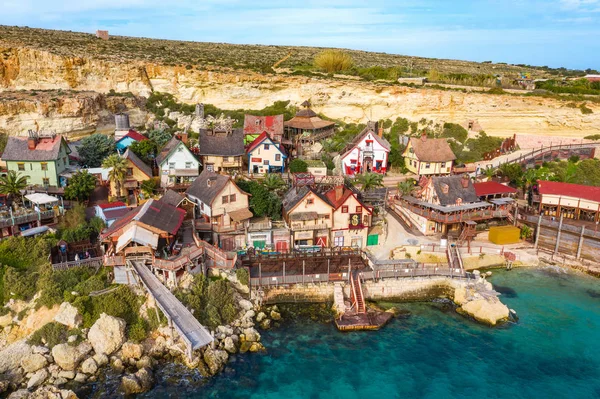 Temel Reis Köyü, Sweethaven Köyü olarak da bilinir. Güneşli bir gün, mavi deniz, mavi gökyüzü. Mellieha şehri. Malta adası