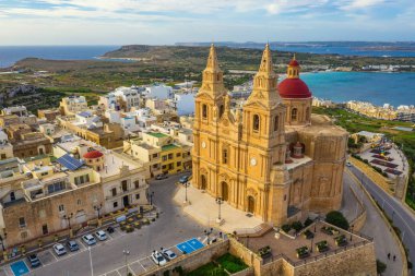 Melieha şehir ve yolundaki Kilise 'nin hava manzarası. Mavi gökyüzü, deniz, gün. Kış. Malta ülkesi