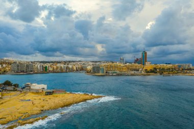 Sliema şehri ve Pordoso kulesinin havadan görünüşü. Kış, deniz, deniz, yol. Malta adası