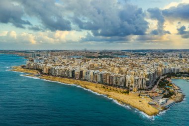 Sliema şehrinin havadan görünüşü. Kış, deniz, deniz önü, bulutlu gökyüzü. Malta adası