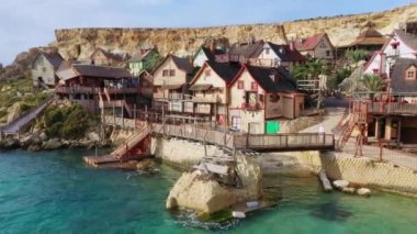Temel Reis Köyü 'nün havadan görünüşü. Güneşli bir gün, mavi deniz, mavi gökyüzü. Mellieha. Üst Manzara. Avrupa. Malta adası