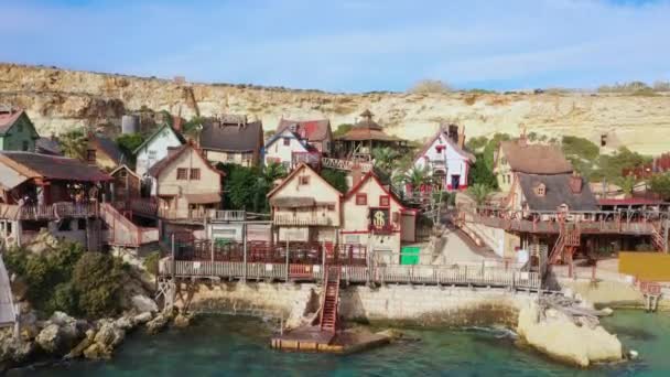 Vista Aérea Popeye Village Día Soleado Mar Azul Cielo Azul — Vídeos de Stock