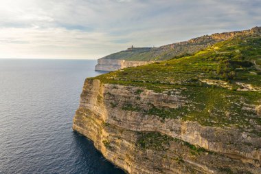 Dingli uçurumlarının yeşil manzarası. Kış, mavi deniz ve gökyüzü. Malta ülkesi