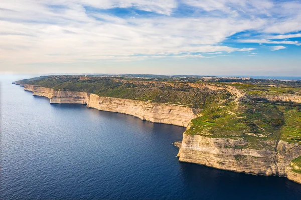 Dingli uçurumlarının havadan görünüşü. Kış, deniz, mavi gökyüzü, yeşil arazi. Malta adası