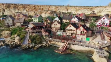 Temel Reis Köyü 'nün havadan görünüşü. Güneşli bir gün, mavi deniz, mavi gökyüzü. Mellieha. Üst Manzara. Avrupa. Malta ülkesi