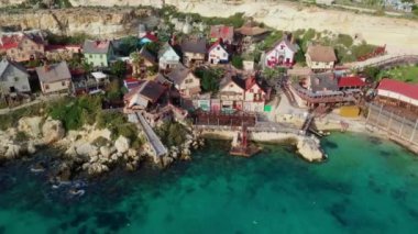 Temel Reis Köyü. Güneşli bir gün, mavi deniz, mavi gökyüzü. Mellieha şehri. İHA üst görünümü. Avrupa. Malta