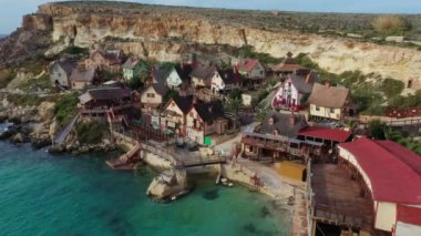 Temel Reis Köyü. Güneşli bir gün, mavi deniz, mavi gökyüzü. Mellieha şehri. İHA üst görünümü. Avrupa. Malta adası