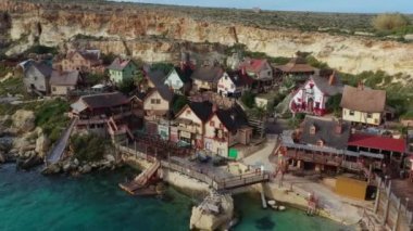 Temel Reis Köyü 'nün havadan görünüşü. Güneşli bir gün, mavi deniz, mavi gökyüzü. Mellieha şehri. Üst Manzara. Avrupa. Malta