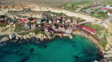 Meşhur turistik cazibenin zirvesi. Güneşli bir gün, mavi deniz, mavi gökyüzü. Mellieha şehri. Malta