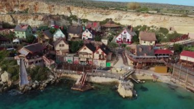 Temel Reis Köyü. Güneşli bir gün, mavi deniz, mavi gökyüzü. Mellieha şehri. İHA üst görünümü. Avrupa. Malta ülkesi