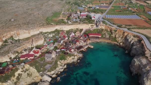 Zicht Popeye Village Beroemde Toeristische Attractie Zonnige Dag Blauwe Zee — Stockvideo