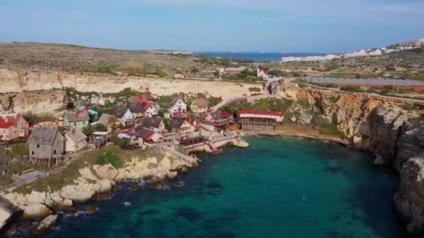 Popeye Village Dia Ensolarado Mar Azul Céu Azul Cidade Mellieha — Vídeo de Stock