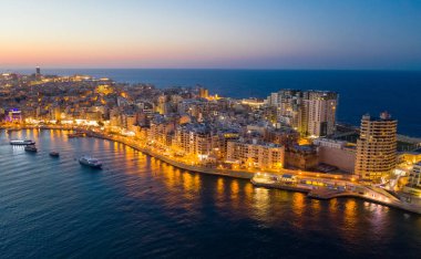 Akşamları Sliema şehri, alacakaranlık. Tigne Point kompleksi ve apartmanının havadan görünüşü. Malta ülkesi