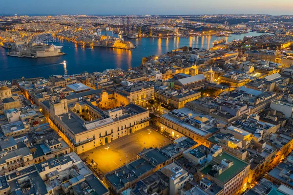 Valletta 'nın havadan görünüşü - Malta' nın başkenti. Ana meydan, gün batımı, akşam