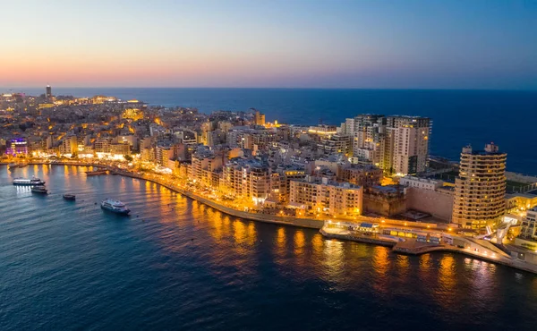 Akşamları Sliema şehri, alacakaranlık. Tigne Point kompleksi ve apartmanının havadan görünüşü. Malta ülkesi