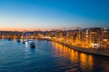 Rıhtımdaki Sliema şehri, akşam üstü, alacakaranlıkta. Hava görüntüsü. Malta