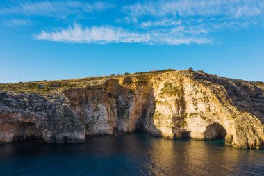  Mavi mağaralar, mağaralar, uçurumlar. Mavi açık gökyüzü, bulutlar, kış, kayalar. Malta ülkesi