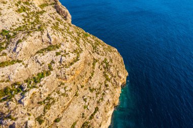 Mağaraların, kayalıkların havadan görünüşü. Mavi açık gökyüzü, kayalar. Malta adası