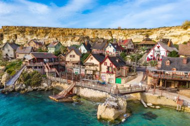 Temel Reis köyü, Sweethaven köyü olarak da bilinir. Güneşli bir gün, mavi deniz. Mellieha şehri. Malta 