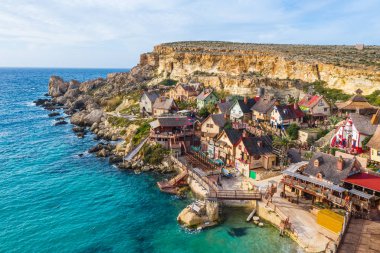 Temel Reis köyü, Sweethaven köyü olarak da bilinir. Güneşli bir gün, mavi deniz. Mellieha şehri. Malta ülkesi
