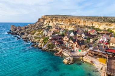 Temel Reis Köyü. Güneşli bir gün, mavi deniz. Mellieha şehri. Malta 