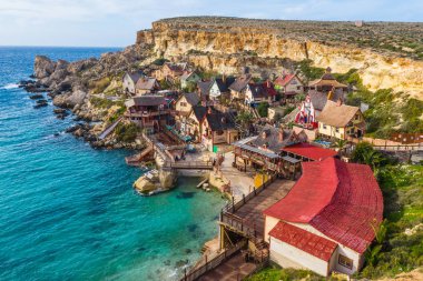 Temel Reis Köyü. Güneşli bir gün, mavi deniz. Malta ülkesi
