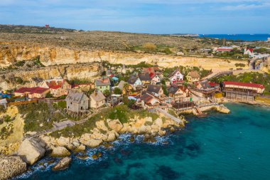 Temel Reis köyünün havadan görünüşü. Güneşli bir gün, mavi deniz. Malta