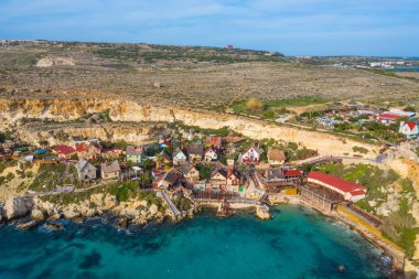 Temel Reis köyünün havadan görünüşü. Mellieha şehri, deniz. Malta adası