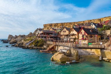 Sweethaven Köyü olarak da bilinen ünlü Temel Reis Köyü 'nün en iyi turistik manzarası. Güneşli bir gün, mavi deniz. Mellieha şehri. Malta 