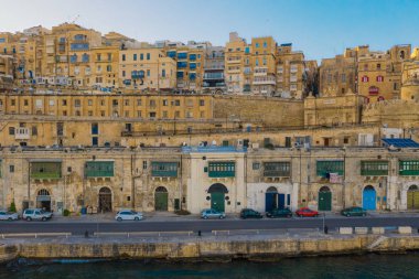 Malta 'nın başkenti Valletta' daki geleneksel evler, binalar ve Malta balkonu