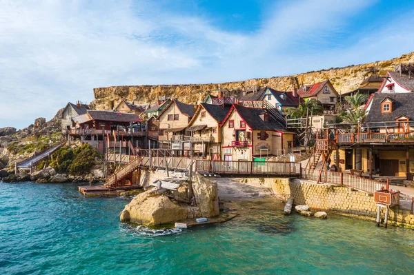 Sweethaven Köyü olarak da bilinen ünlü Temel Reis Köyü 'nün en iyi turistik manzarası. Güneşli bir gün, mavi deniz. Mellieha şehri. Malta ülkesi