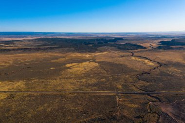 Otoyol manzaralı, yarık, yer yarığı. Gün batımı açık mavi gökyüzü, akşam. Arizona, Usa