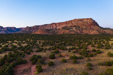 Colorado 'ya yakın kızıl dağların hava manzarası. Cottonwood noktası. Günbatımı gökyüzü, akşam. Arizona, Usa